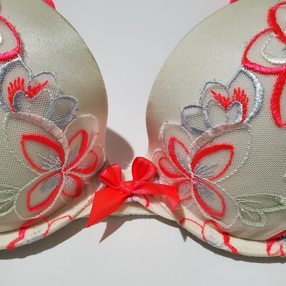 Victoria's Secret Very Sexy Push-Up Pigeonnant Bra Size 34C - Picture 3 of 6